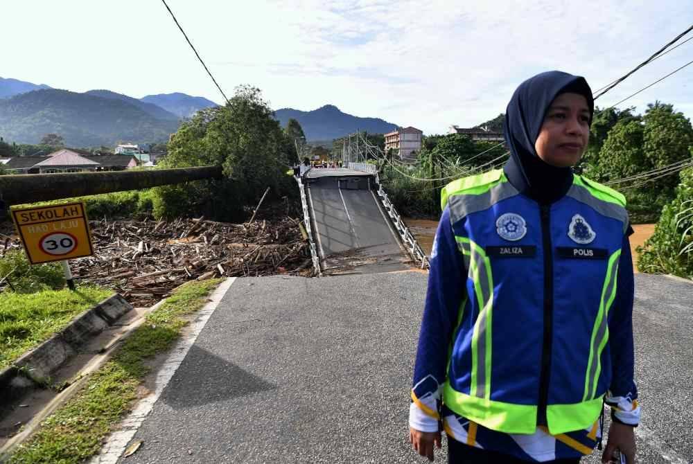 Keadaan jambatan lama sungai slim yang runtuh akibat kejadian kepala air petang semalam ketika tinjauan pada Sabtu. Foto Bernama