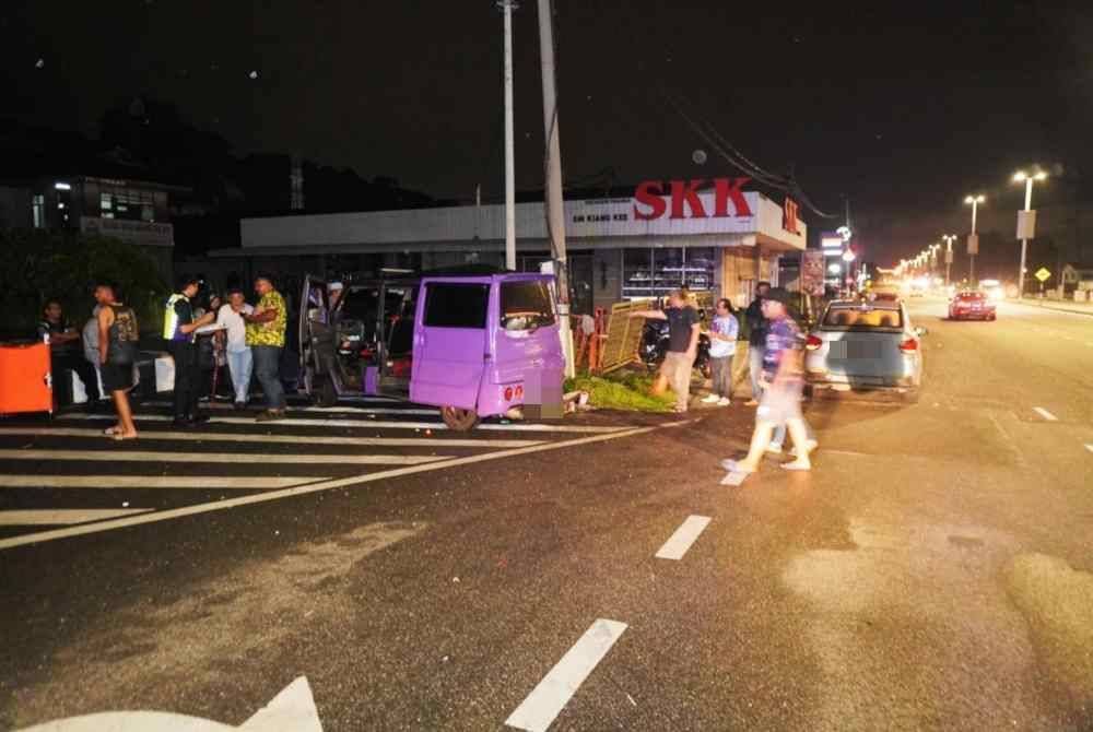 Siasatan awal mendapati van jenis Proton Juara yang dipandu dari arah Tasek menghala ke Pekan Ipoh itu telah hilang kawalan lalu terbabas melanggar tembok batu.