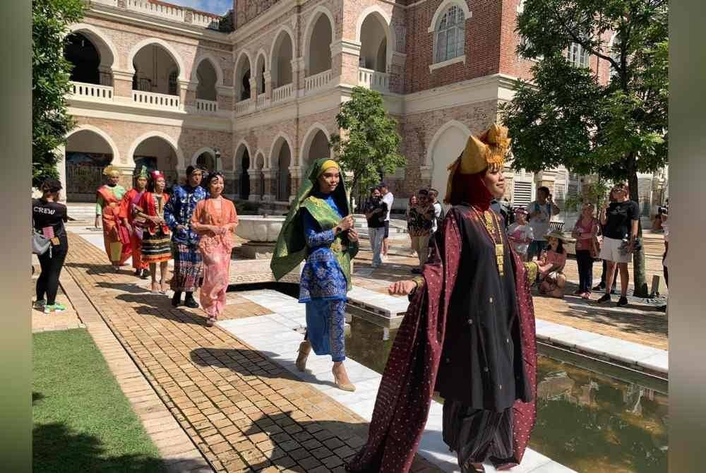 Antara busana diperagakan di KWC Fashion Walk.