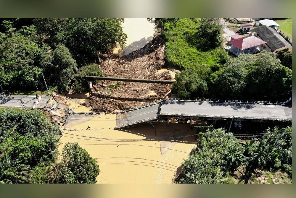 Pemandangan jambatan lama Sungai Slim yang runtuh akibat kejadian kepala air petang semalam ketika tinjauan pada Sabtu. Foto Bernama