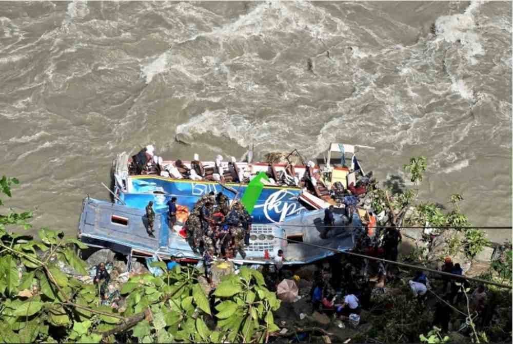 Sebuah bas persiaran dari Uttar Pradesh, India tergelincir dari lebuh raya dan terhumban ke dalam Sungai Marsyangdi di tengah Nepal, mengorbankan 27 orang dan mencederakan 16 yang lain. Foto REUTERS