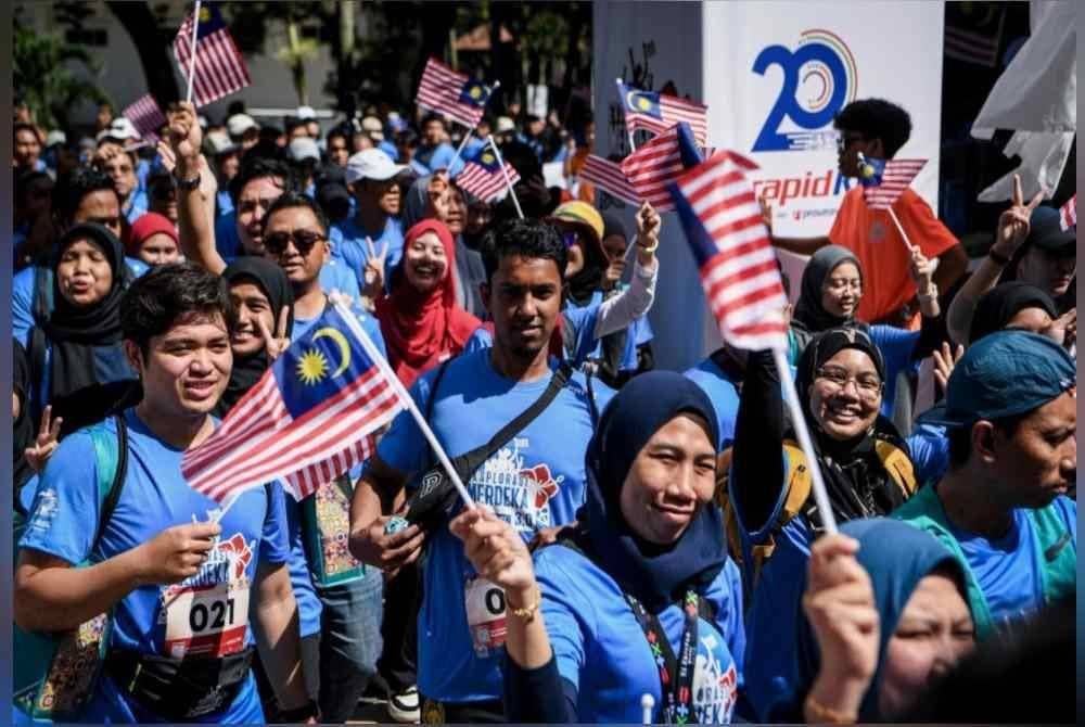 Peserta kelihatan bersemangat ketika sesi pelepasan pada Eksplorasi Merdeka Rapid KL 3.0 (EMRKL 3.0) di Dataran Muzium Negara pada Sabtu. Foto Bernama