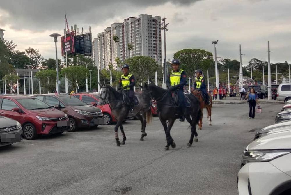 Unit berkuda digerakkan melakukan rondaan di sekitar kawasan stadium selain kawasan menjadi tumpuan penyokong.
