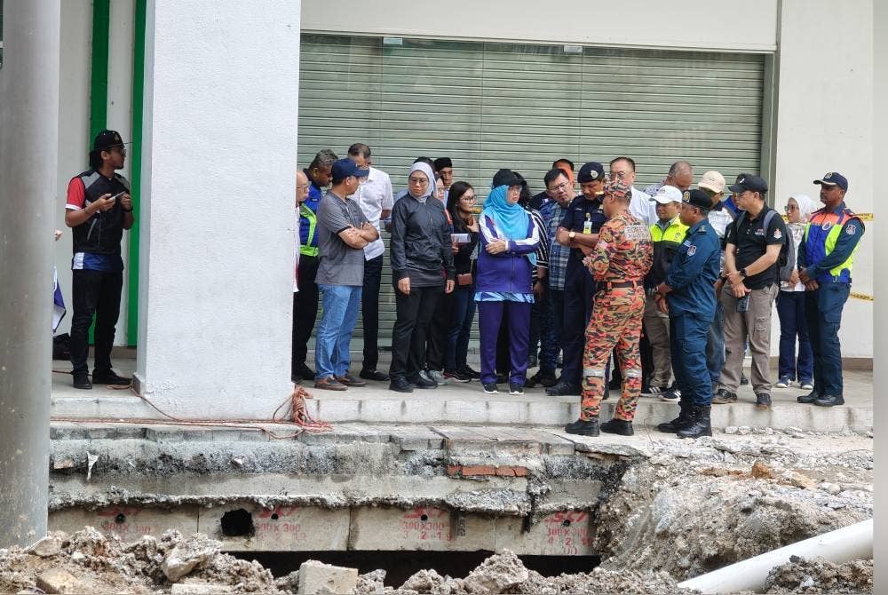 Zaliha meninjau lokasi tanah jerlus di Jalan Masjid India pada Sabtu.