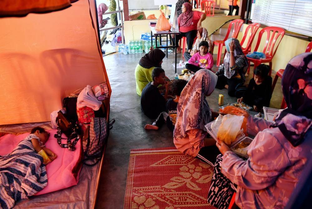Keadaan mangsa banjir lumpur ekoran kejadian kepala air petang Jumaat ketika tinjauan pada Sabtu di Pusat Pemindahan Sementara (PPS), Kampung Pasir, Ulu Slim. Foto Bernama
