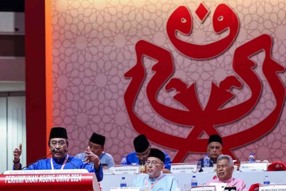 Johari berucap pada sesi penggulungan Perhimpunan Agung UMNO 2024 di Dewan Merdeka, Pusat Dagangan Dunia hari ini. Foto Bernama
