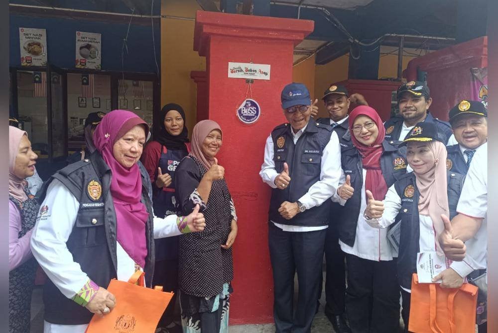 Dzulkefly (tengah) pada Program Walkabout Premis Bersih, Bebas Asap (Bebas) di Kampung Nelayan, Pulau Perhentian Kecil