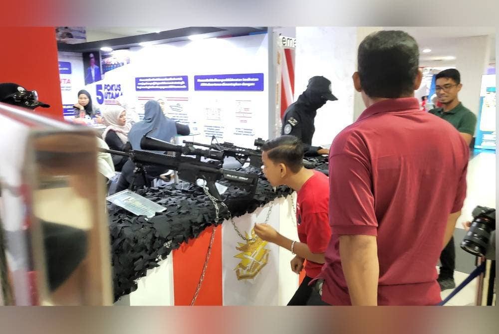 Kanak-kanak teruja menyaksikan aset pasukan keselamatan.