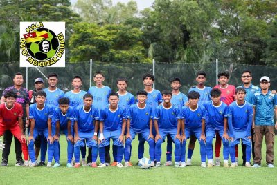 Pemain SMK Shah Alam sebelum aksi separuh akhir Piala Datuk Mokhtar Dahari B-18 menentang SMK Dato' Harun.