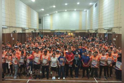 Nie Ching (tengah) bersama peserta para program Johor Jaya Run 2024 di Dewan Raya Bandar Seri Alam, Pasir Gudang pada Sabtu.