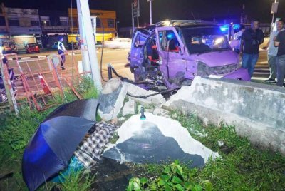 Suami isteri warga emas maut di tempat kejadian selepas van dinaiki terbabas dan melanggar tembok batu di Jalan Kuala Kangsar pada Jumaat.