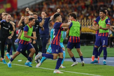 Pemain Johor Darul Ta'zim, Arif Aiman Mohd Hanapi meraikan jaringannya ketika menentang pasukan Selangor FC pada perlawanan akhir Piala FA di Stadium Nasional Bukit Jalil pada Sabtu. Foto Bernama
