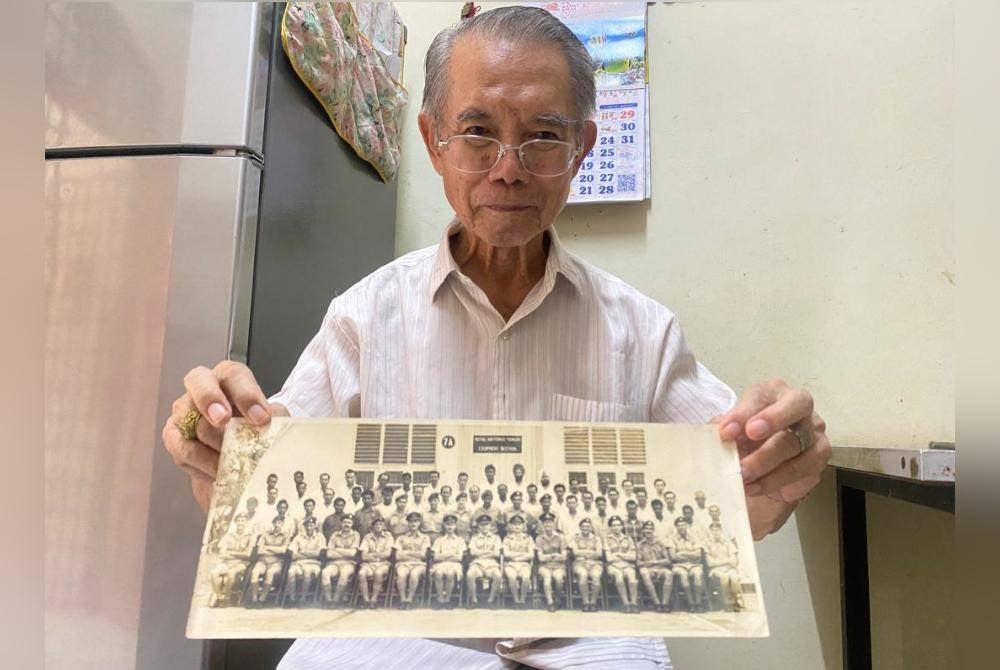 Kee Liang menunjukkan gambar anggota pasukan yang bertugas bersamanya.