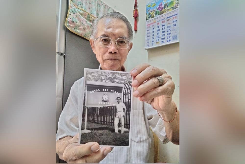 Kee Liang menunjukkan gambarnya ketika bertugas dalam pasukan tentera udara yang berpangkalan di Singapura