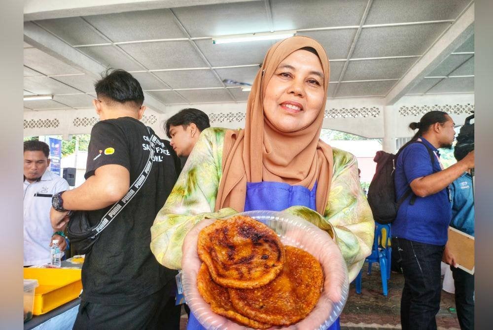 Mazni menunjukkan Roti Orang Mati yang dihasilkannya.