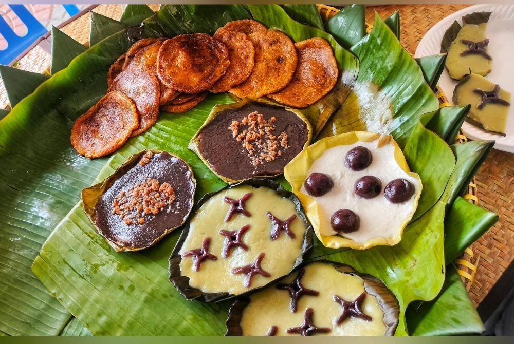 Roti Orang Mati dan kuih tiga beradik,pepena, badak kubang dan dodol kukus antara yang dihasilkan dan dijual oleh Mazni.