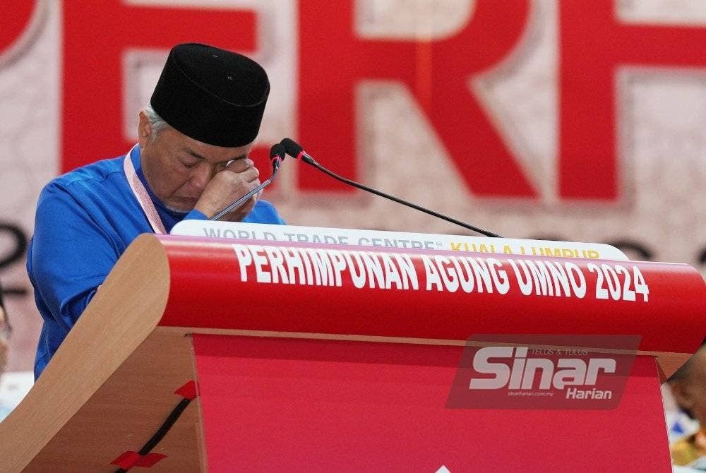 Ahmad Zahid tidak dapat menahan sebak ketika membaca puisi khas ditujukan kepada Najib semasa sesi penggulungan ucapan dasar Presiden padaPerhimpunan Agung UMNO pada Sabtu. Foto Sinar Harian - ROSLI TALIB 