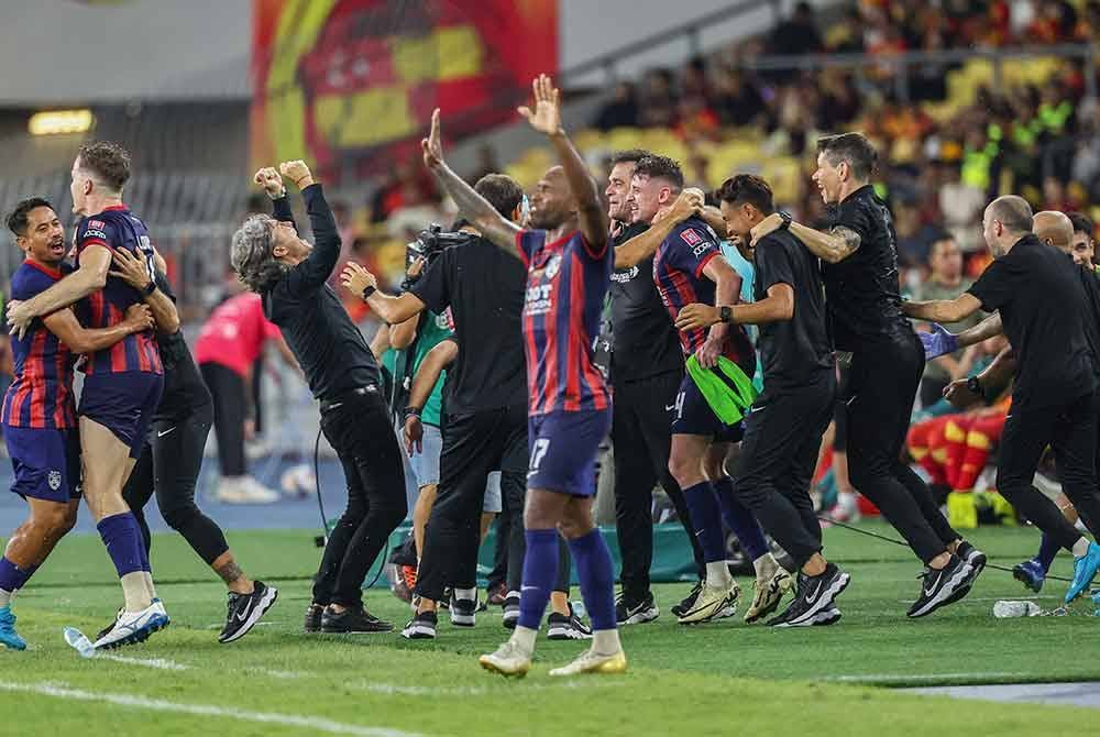 Pasukan Johor Darul Ta'zim meraikan kejayaan selepas berjaya menewaskan pasukan Selangor FC dengan keputusan 6-1 pada perlawanan akhir Piala FA di Stadium Nasional Bukit Jalil pada Sabtu. Foto Bernama