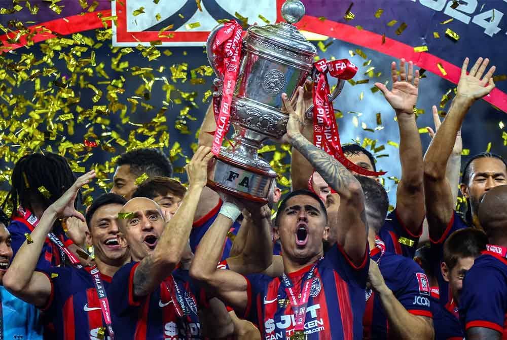 JULANG PIALA... Pasukan Johor Darul Ta'zim meraikan kejayaan selepas berjaya menewaskan pasukan Selangor FC dengan keputusan 6-1 pada perlawanan akhir Piala FA di Stadium Nasional Bukit Jalil pada Sabtu. Foto Bernama