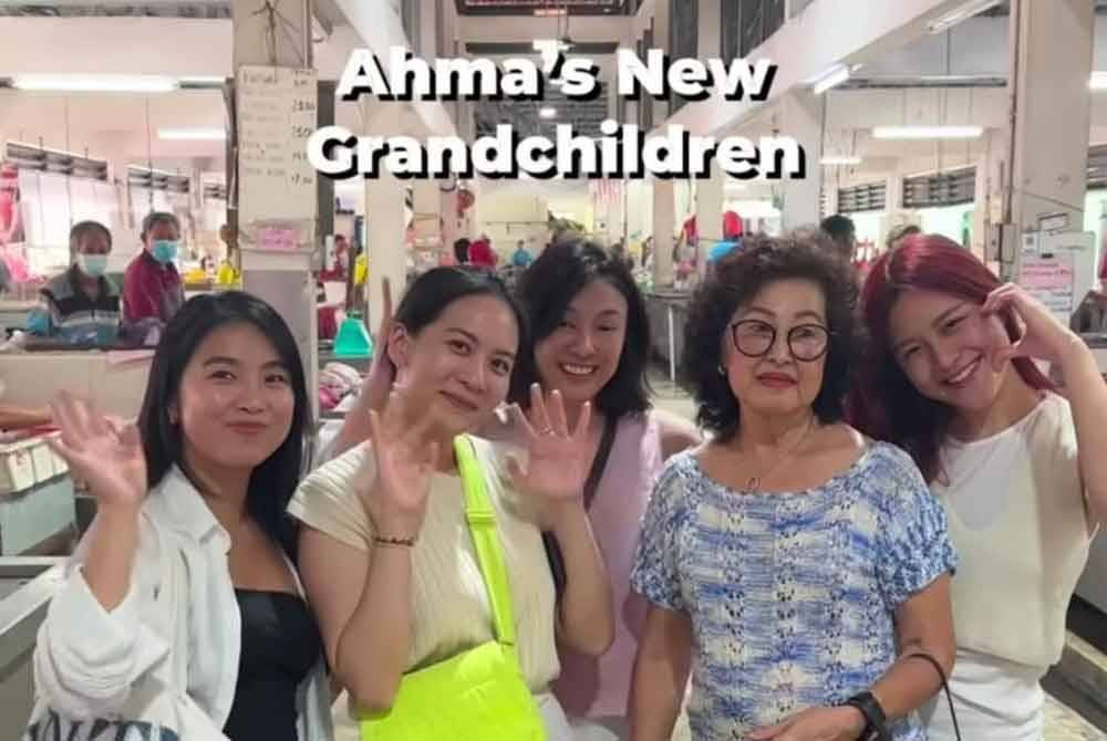 Saw Sim (dua dari kanan) bergambar bersama cucu yang hadir untuk mempelajari pelbagai hidangan istimewa.