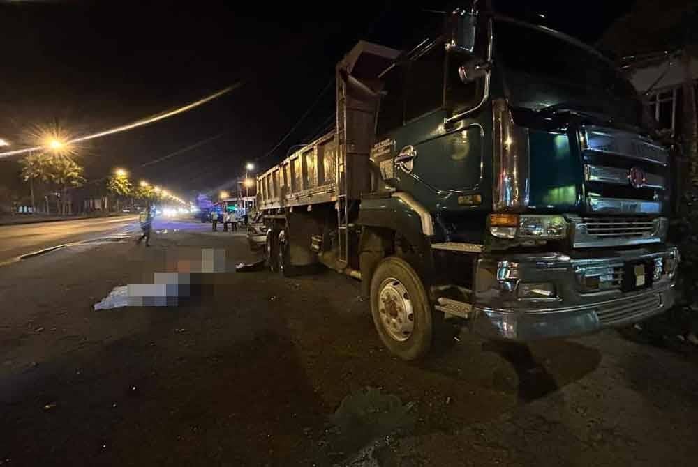 Kedua-dua mangsa maut di lokasi kejadian selepas kenderaan dinaiki terbabas melanggar belakang lori yang diparkir di tepi jalan di Batu 8, Jalan Kuantan-Gambang di sini pada Sabtu.