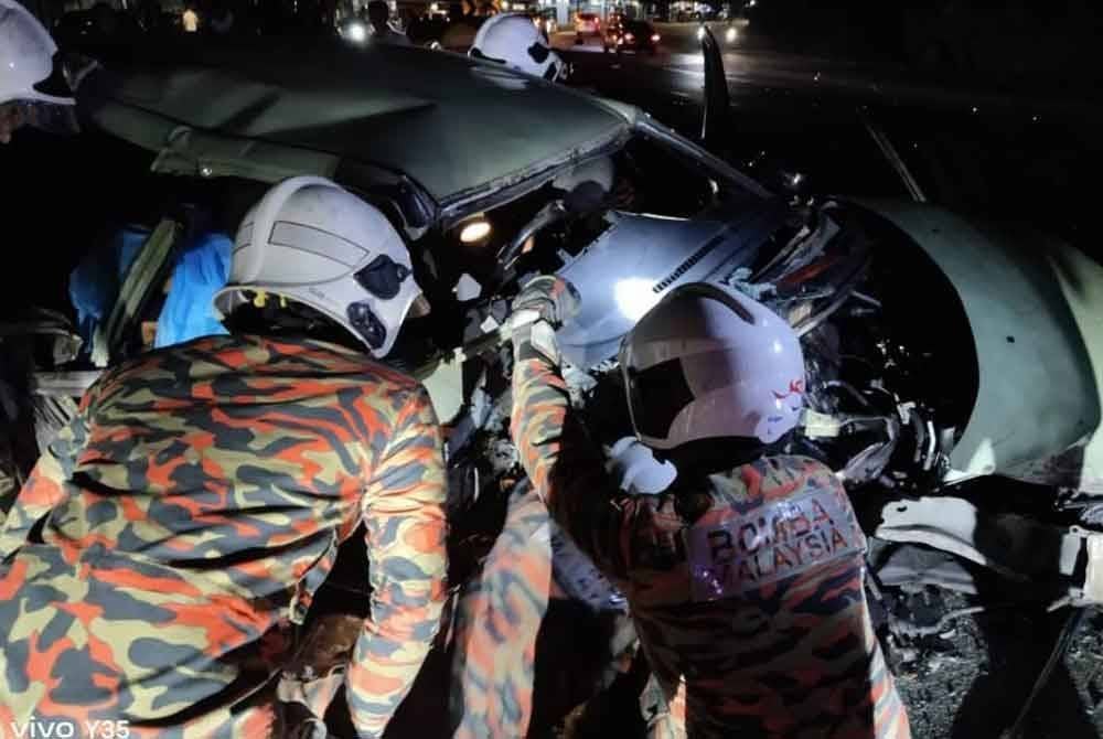 Anggota bomba membantu mengeluarkan mangsa menggunakan peralatan khas dalam nahas empat kenderaan di Pekan Nanas pada awal pagi Ahad. Foto JBPM