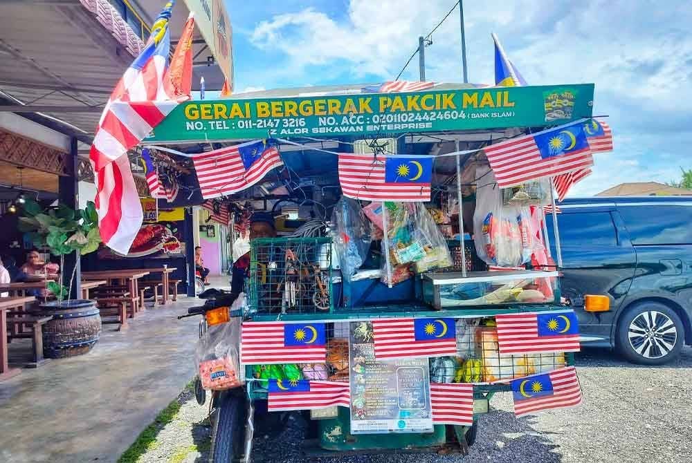 Ismail Zaki mengeluarkan modal sebanyak RM100 untuk menghiasi motosikalnya sempena Hari Kebangsaan.