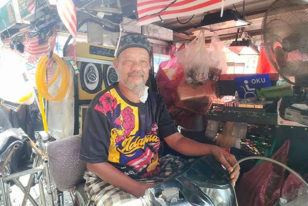 Ismail Zaki tidur di atas motosikalnya sejak menjalani dialisis empat bulan lalu.