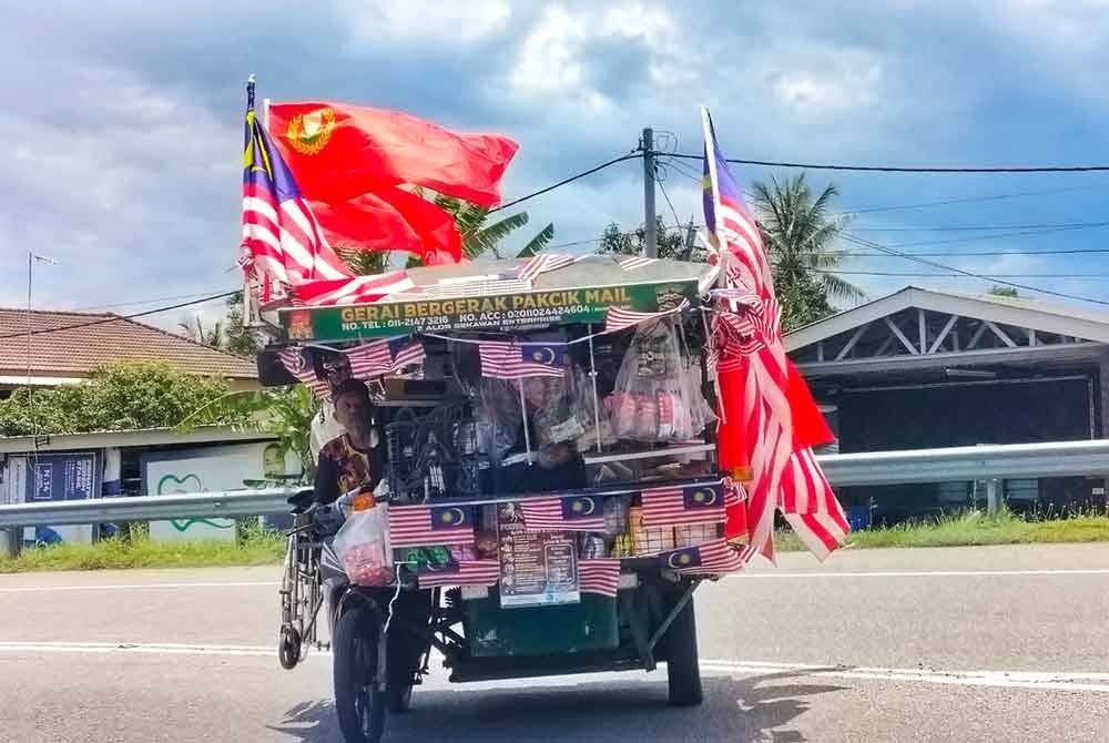 Motosikal Mohd Zaki yang dihiasi Jalur Gemilang dan bendera negeri Kedah mencuri perhatian orang ramai.