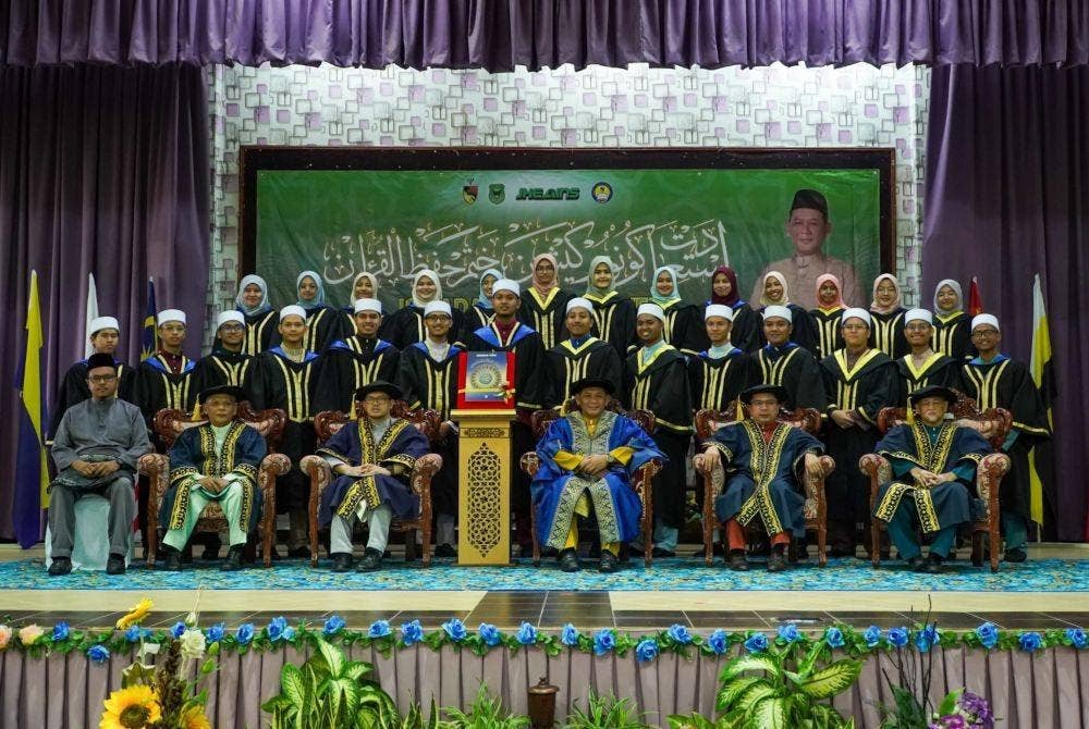 Aminuddin (duduk, tiga dari kanan) ketika hadir pada Majlis Istiadat Konvokesyen Khatam Hafaz Al-Quran dan Anugerah Kecemerlangan Kali yang ke 13 bagi Institut Tahfiz Al Quran Negeri Sembilan pada Ahad.