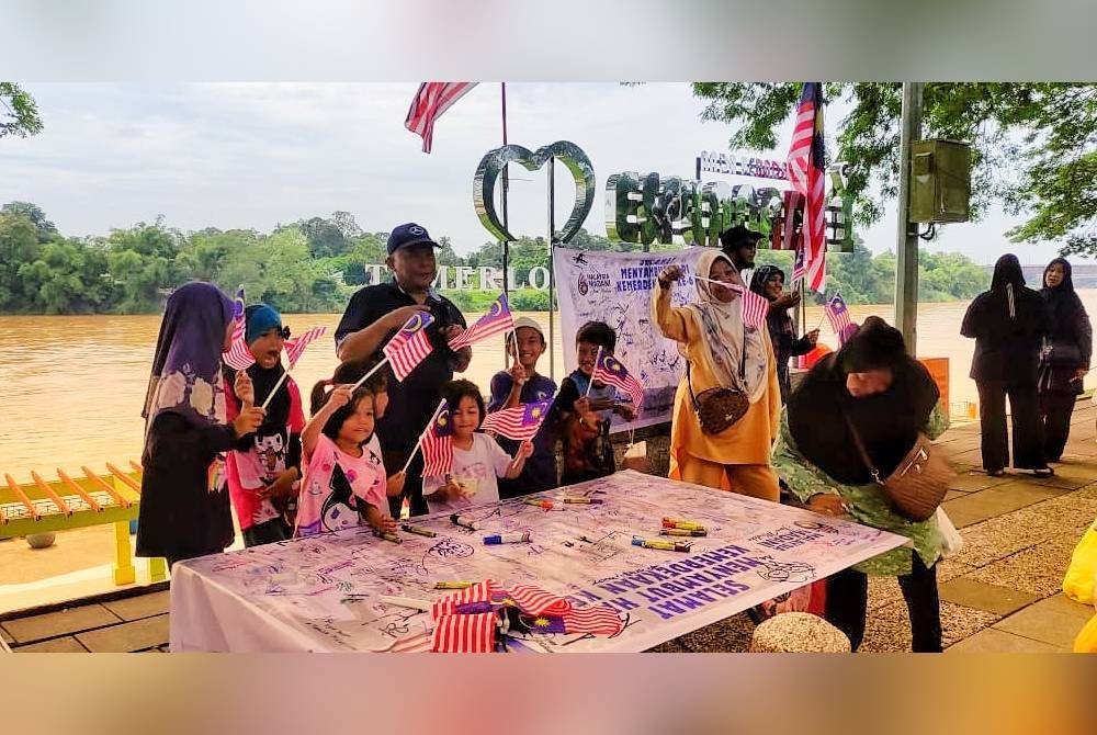 Pengunjung di Esplanade Temerloh menurunkan tandatangan masing-masing.