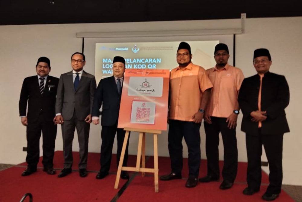 Zaharuddin (kanan) pada Majlis Pelancaran logo baharu dan kod QR Wakaf MAIK Muamalat sempena Bulan Wakaf MAIK, pada Ahad.