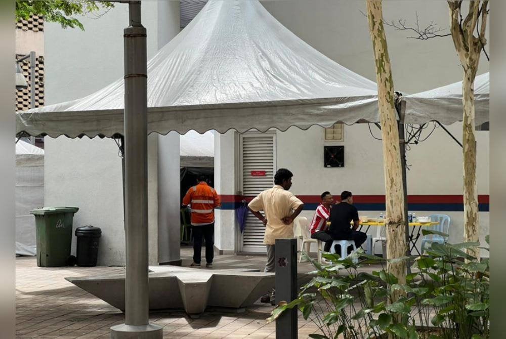 Suami mangsa turut dilihat berada di lokasi kejadian menantikan perkembangan operasi SAR.