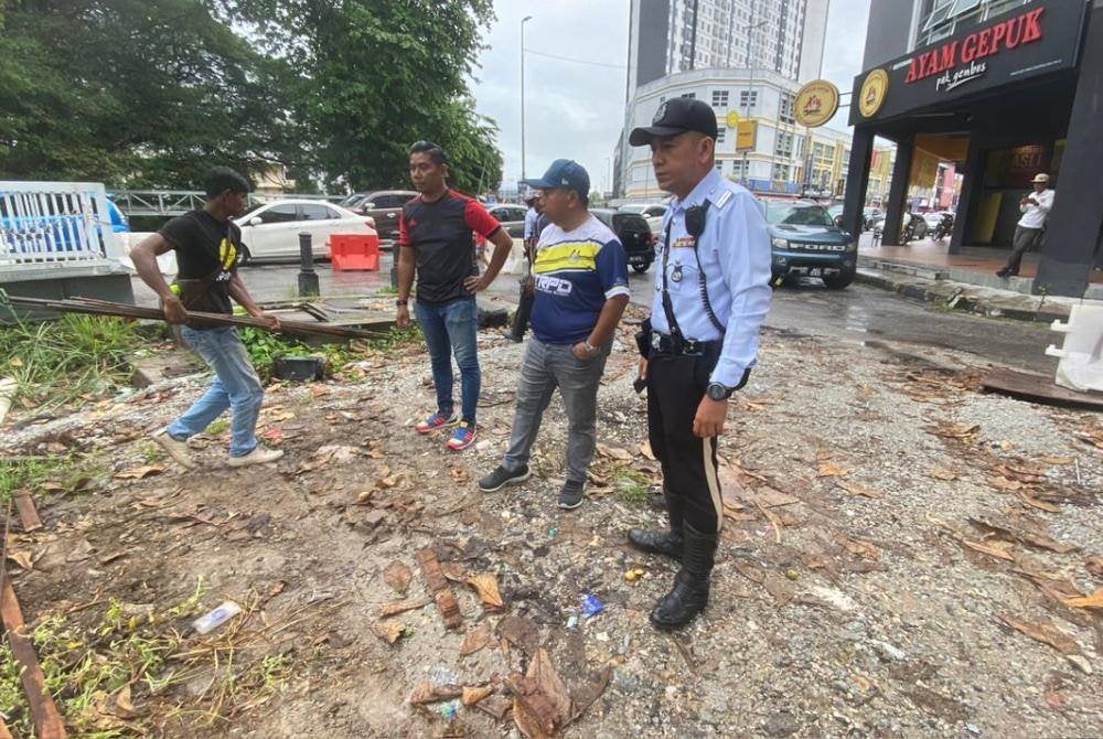 Anggota polis membantu mengawal lalu lintas sepanjang laluan yang terjejas dari semasa ke semasa. Foto Polis IPD Ipoh