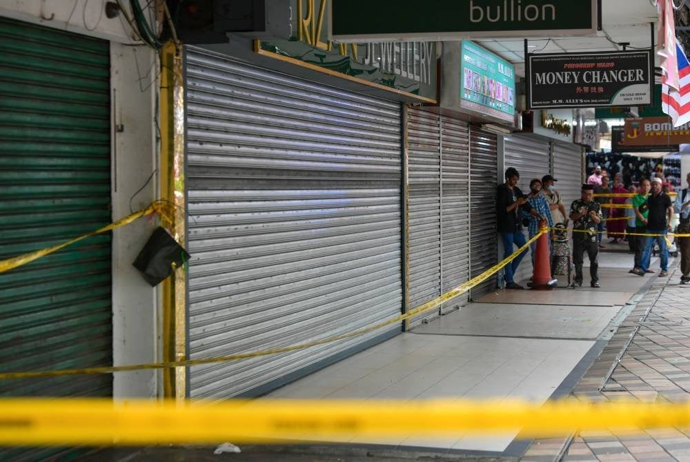 Keadaan lengang di premis perniagaan di sekitar lokasi insiden tanah jerlus di Jalan Masjid India. Foto Bernama