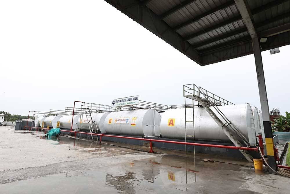 Sindiket dipercayai memindahkan minyak diesel daripada tangki dikhaskan untuk nelayan ke dalam tongkang yang berlabuh di depoh berkenaan.