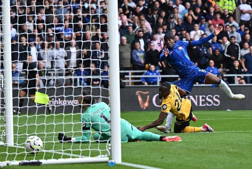 Madueke (dua, kiri) meledak gol keempat Chelsea ketika menentang Wolves di Stadium Molineux. Foto AFP