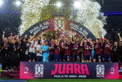 JULANG PIALA... Pasukan Johor Darul Ta'zim meraikan kejayaan selepas berjaya menewaskan pasukan Selangor FC dengan keputusan 6-1 pada perlawanan akhir Piala FA di Stadium Nasional Bukit Jalil pada Sabtu. Foto Bernama