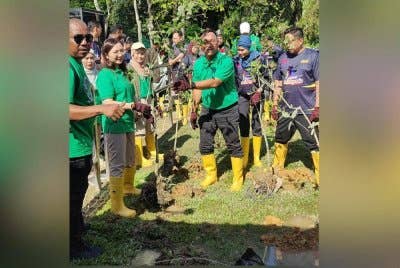 Jamaliah (dua dari kiri) bergambar pada Program Malar Hijau Penyemaian 33,333 Benih Pokok Berembang 2024 di Santuari Kelip-Kelip Kampung Kuantan pada Ahad.
