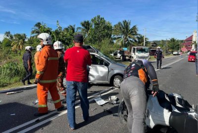 Anggota penyelamat bergegas ke lokasi kemalangan dekat Kampung Baru, Kuala Besut pada pagi Ahad.