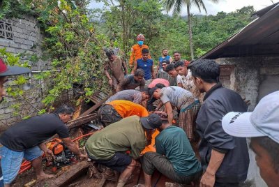 Penyelamat dan penduduk memindahkan mayat mangsa banjir kilat di Rua, Pulau Ternate pada Ahad. Foto EPA