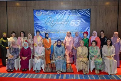 Raja Permaisuri Agong Raja Zarith Sofiah (tengah) berkenan bergambar ketika berangkat pada Sambutan Hari Wanita 2024 di sebuah hotel pada Ahad. Foto Bernama