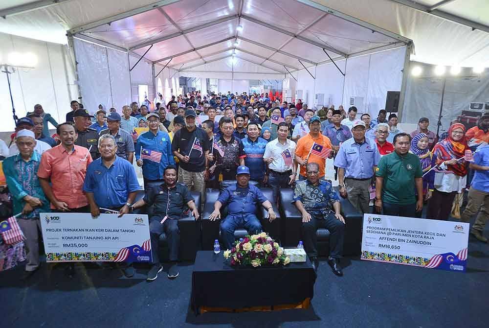 Mohamad bersama penerima dan orang ramai selepas Majlis Penyampaian Sumbangan Projek Mesra Rakyat @ Parlimen Kota Raja 2024, di sini pada Sabtu.