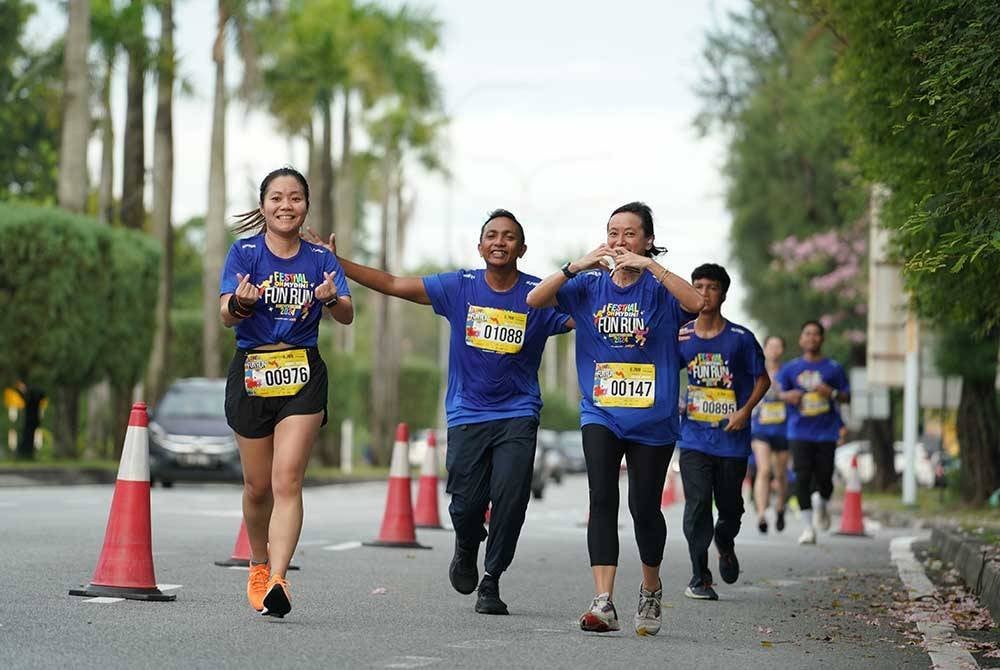 Fun run sejauh 6.7km juga antara program Festival OHMYDIN! 2024 bagi mendidik masyarakat menjaga kesihatan tubuh badan.FOTO: MYDIN Malaysia