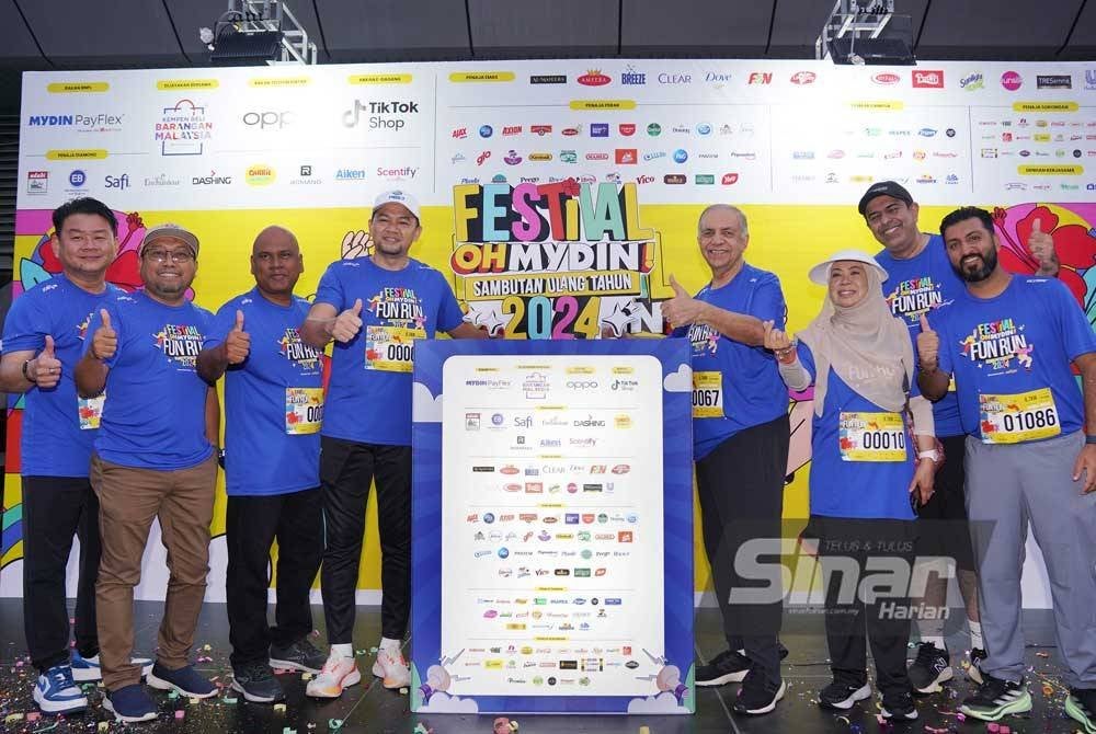 Ameer (empat dari kanan) semasa gimik pelancaran Fun Run Festival OHMYDIN! 2024 bertempat di MYDIN USJ, Subang Jaya pada Sabtu. FOTO SINAR HARIAN - ROSLI TALIB
