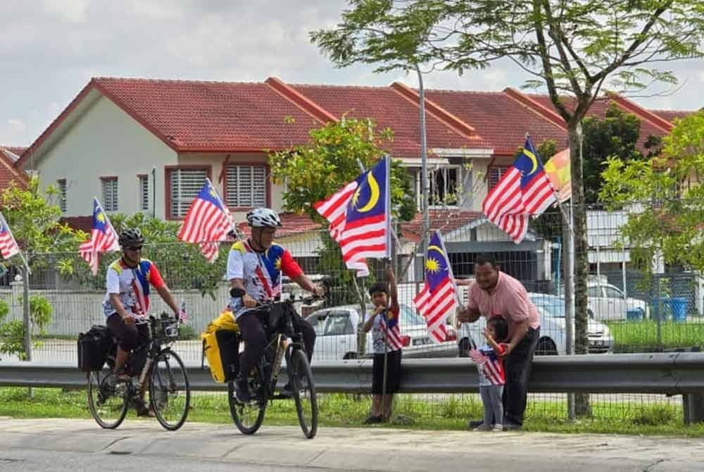 Dua cucu Ishak, Muhammad Rayyan Mohamad Zaid, 8, dan Ima Wan Nur Mohd Zaid turut memberi sokongan buat datuknya.