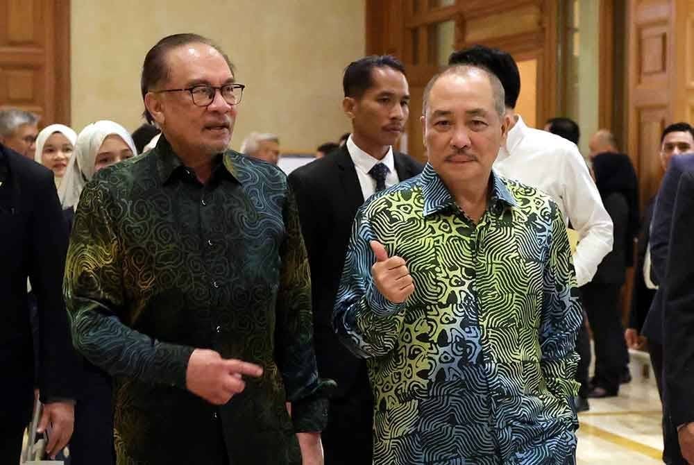 Anwar membincang sesuatu dengan Ketua Menteri Sabah, Datuk Seri Hajiji Noor selepas selesai mempengerusikan mesyuarat 'pre-council' Malaysia bersempena Rundingan Pemimpin Tahunan ke-25 Malaysia dan Brunei Darussalam di Bandar Seri Begawan malam tadi. - Foto: Bernama
--fotoBERNAMA (2024) HAK CIPTA TERPELIHARA
BANDAR SERI BEGAWAN, Aug 25 -- Prime Minister Datuk Seri Anwar Ibrahim discussing with Sabah Chief Minister Datuk Seri Hajiji Noor after chairing Malaysia's pre-council meeting in conjunction with the 25th Annual Leaders' Consultation between Malaysia and Brunei Darussalam in Bandar Seri Begawan tonight.
--fotoBERNAMA (2024) COPYRIGHT RESERVED