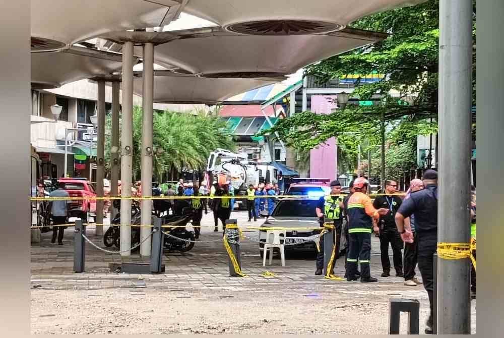 Pihak IWK turut dilihat berada di lokasi kejadian melakukan teknik 'flushing' bagi mengesan mangsa berusia 48 tahun itu.