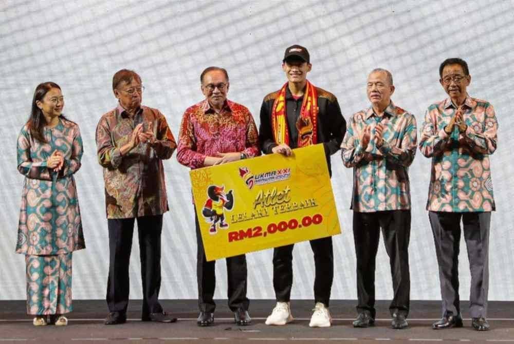 Andrew (tiga kanan) menerima anugerah disampaikan Perdana Menteri, Datuk Seri Anwar Ibrahim