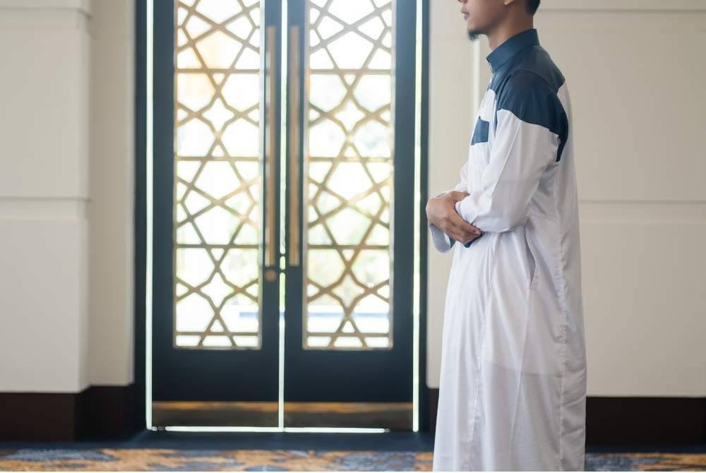 BERDEHAM dengan sengaja menurut pendapat yang sahih jika ia berbunyi dua huruf, maka batal solatnya. -Foto: Canva